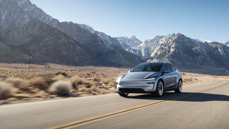 Tesla-Update 2025.26: Car-Wash-Modus warnt jetzt vor offenen Fenstern