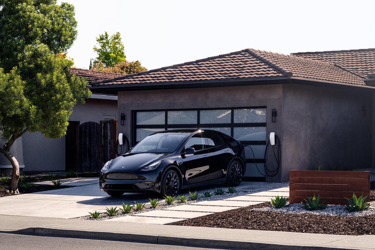 Tesla vor Garage