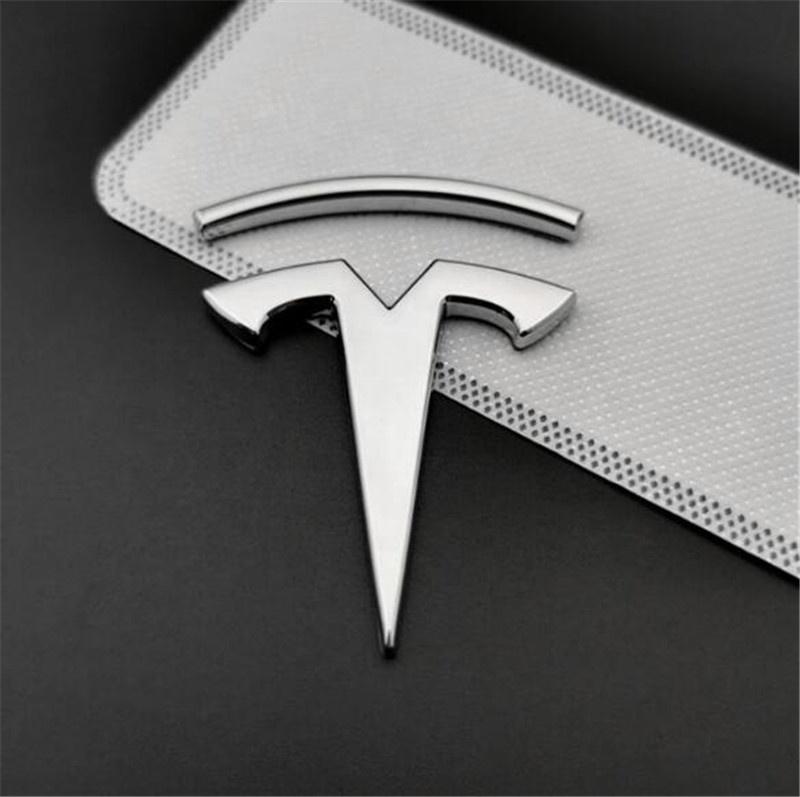 Logo/emblème Tesla sur le capot et le couvercle du coffre Modèle Y